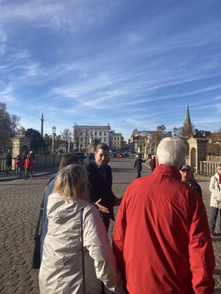 Besuchergruppe BSVMV Parchim vor dem Schweriner Schloss im Gespräch mit Christian Brade